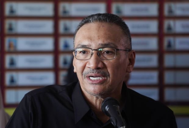 Konvensyen Kerajaan Perpaduan di 'rumah' UMNO tak kena - Hishammuddin 1 hisham
