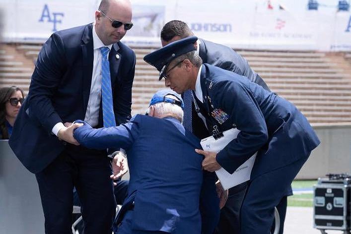 Biden tersungkur di pentas konvokesyen 1