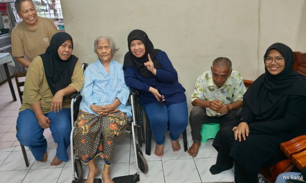 Tuah Goh tak sunyi, bangga ditemani anak cucu pelbagai agama 3 Goh bersama sebahagian anaknya (dari kiri) Molly Bon Niau Ying, Bon Niau Lim @ Nurul Huda Bon Abdullah, Boon Ai Li @ Nur Laila Qarina Abdullah, Boon Ah Lee, dan cucu Nur Adawiyah Muhammad Danish Boon