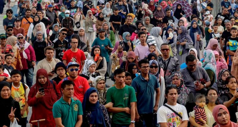 Penduduk Malaysia kini 34.4 juta, lelaki kekal mendominasi 1 KARNIVAL JOM HEBOH PUTRAJAYA copy 1 1722427201